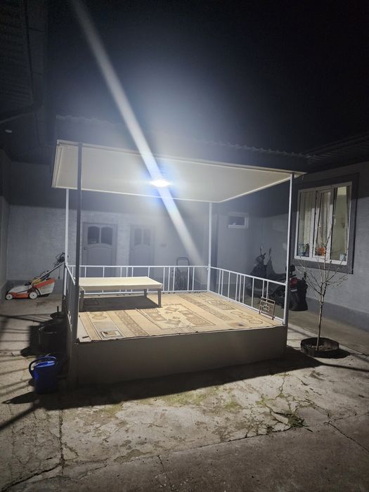 Продаётся топчан с навесом и досками и столом