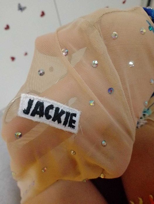 Продавам трико за художествена гимнастика и лента