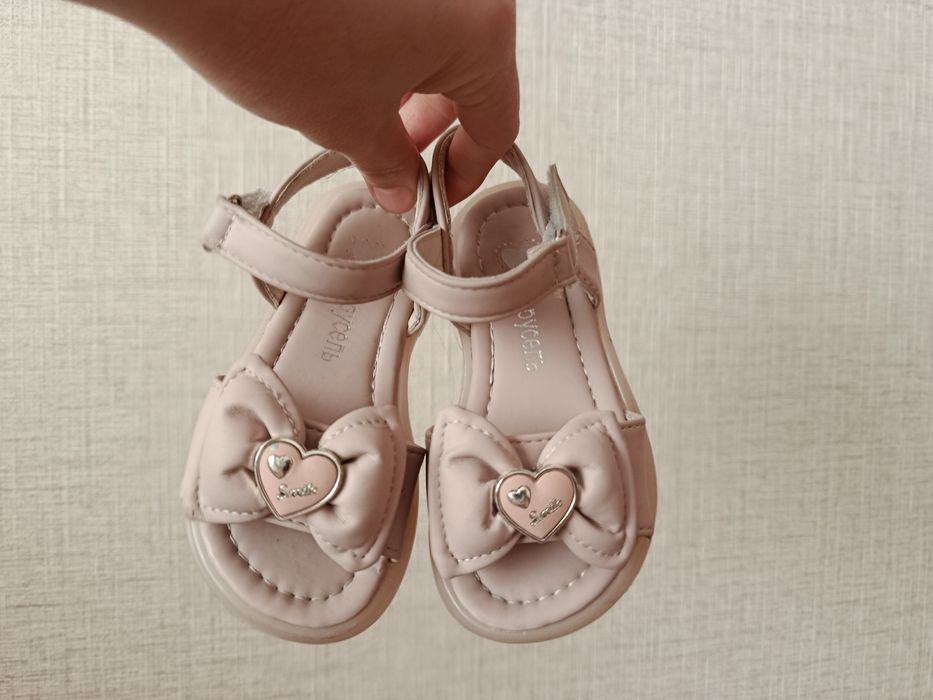 Босоножки на девочку 25 размер. Летняя обувь