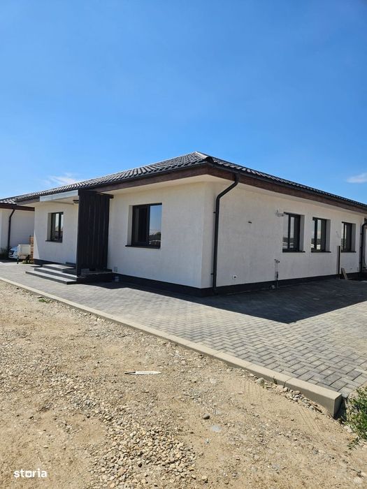 Casa nouă cu 4 camere, 380mp teren, lac