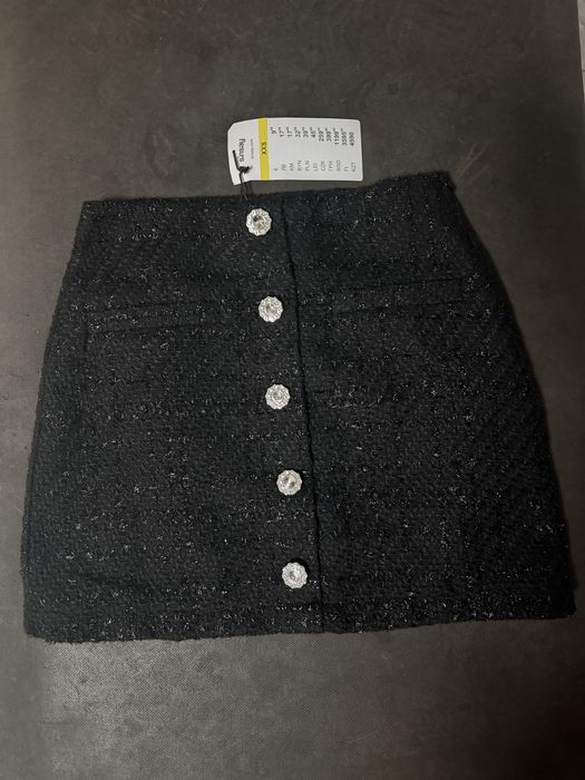 Черна пола с камъни