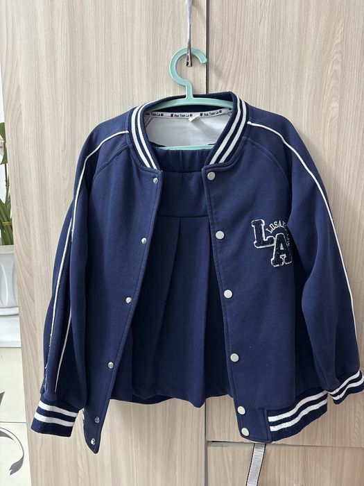 Продаются школьные вещи.