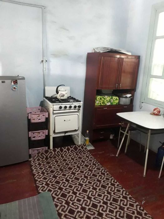 Гулистон шахри марказида жойлашган  уймни сотаман.