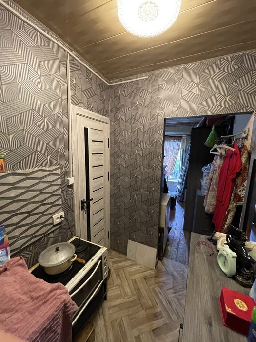 Срочна продаётся своя квартира в среднем состоянии 2 этаж