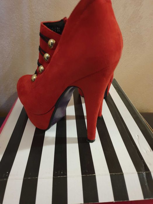 Червени дамски боти на ток
