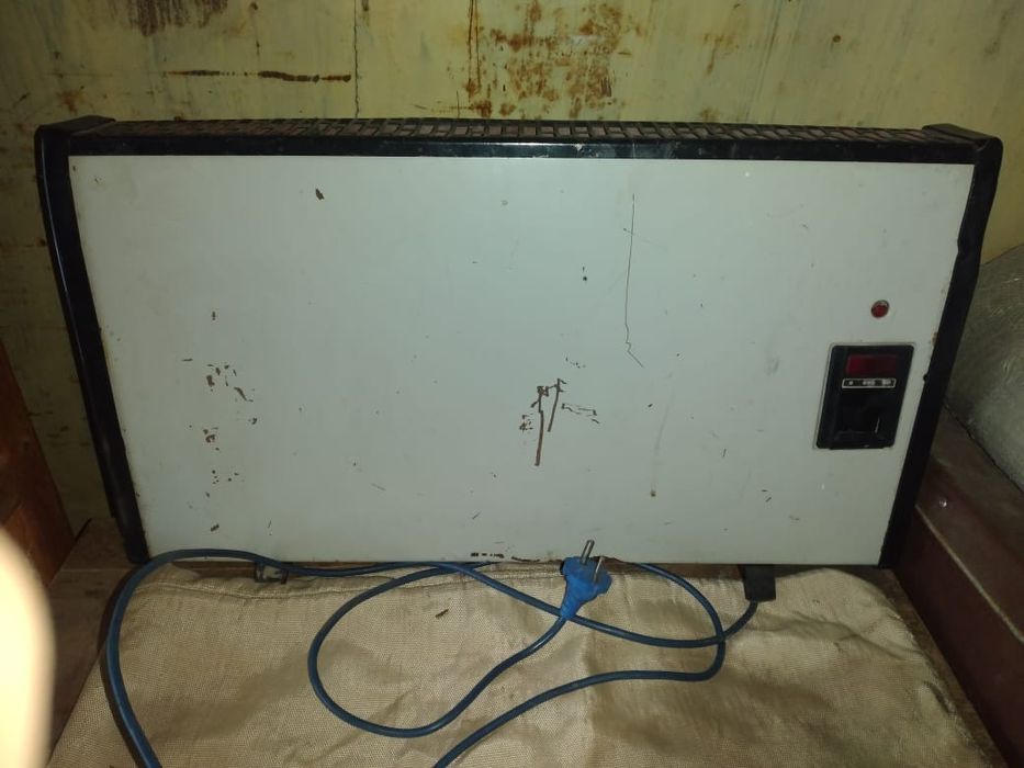 Телевизор, стартер, колуны, бутыли