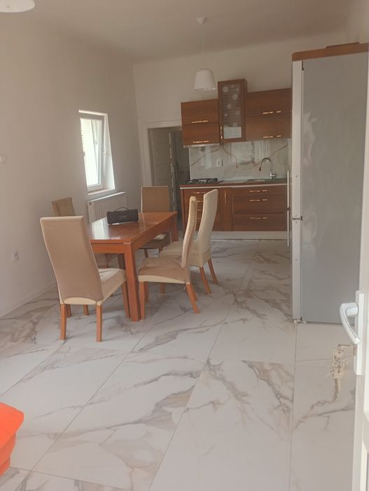 Închiriez casa cu 2 camere