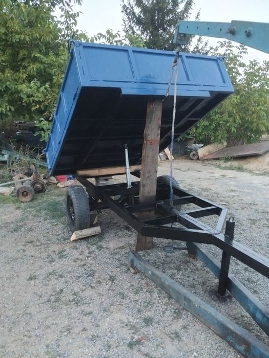 Vând remorca basculabila pt tractor