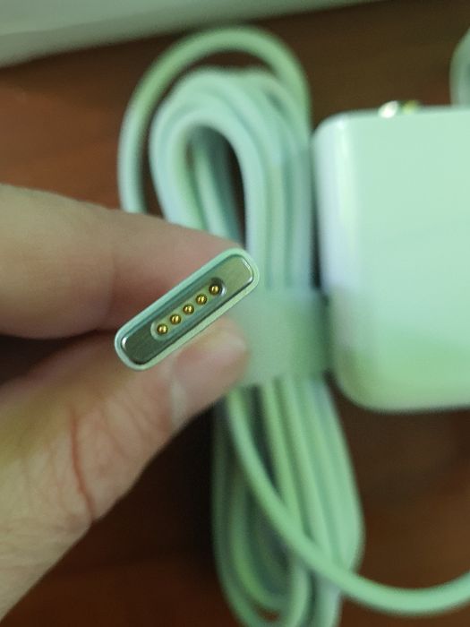 Продавам зарядно за macbook pro air 45w чисто ново