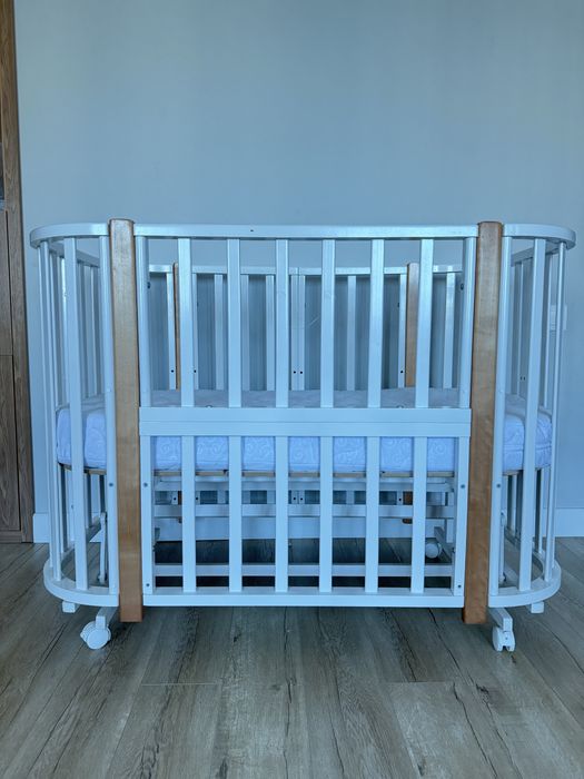 Детская кроватка с маятником