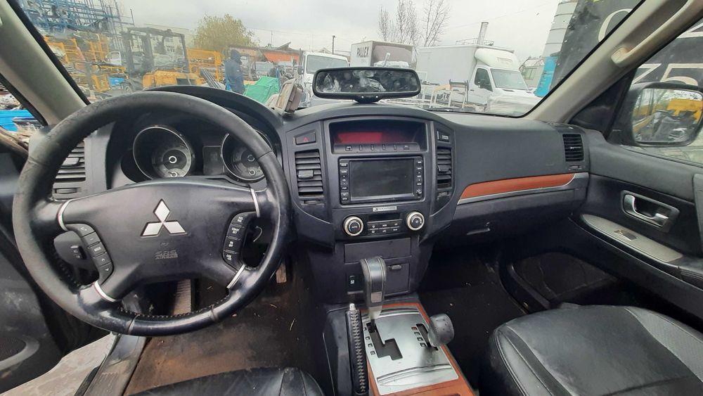 Dezmembrez mitsubishi pajero IV 3.2 DI-D TIP 4M41/bara fata/capota/far