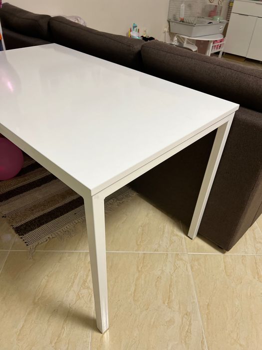 Трапезна маса, бяла