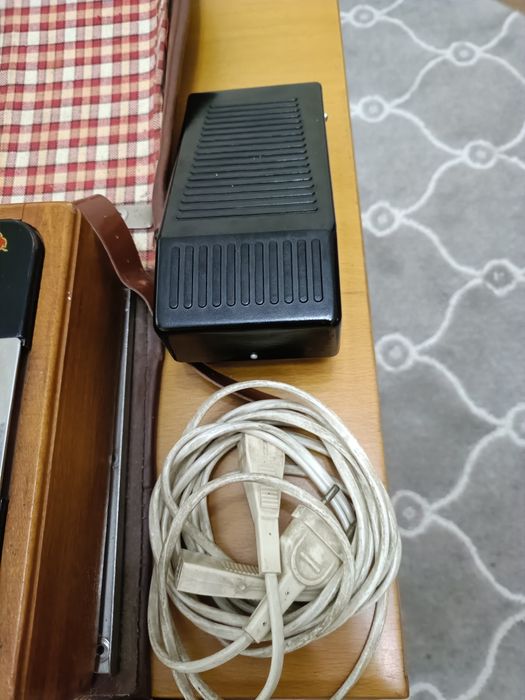 Vând mașină de cusut ruseasca electrica