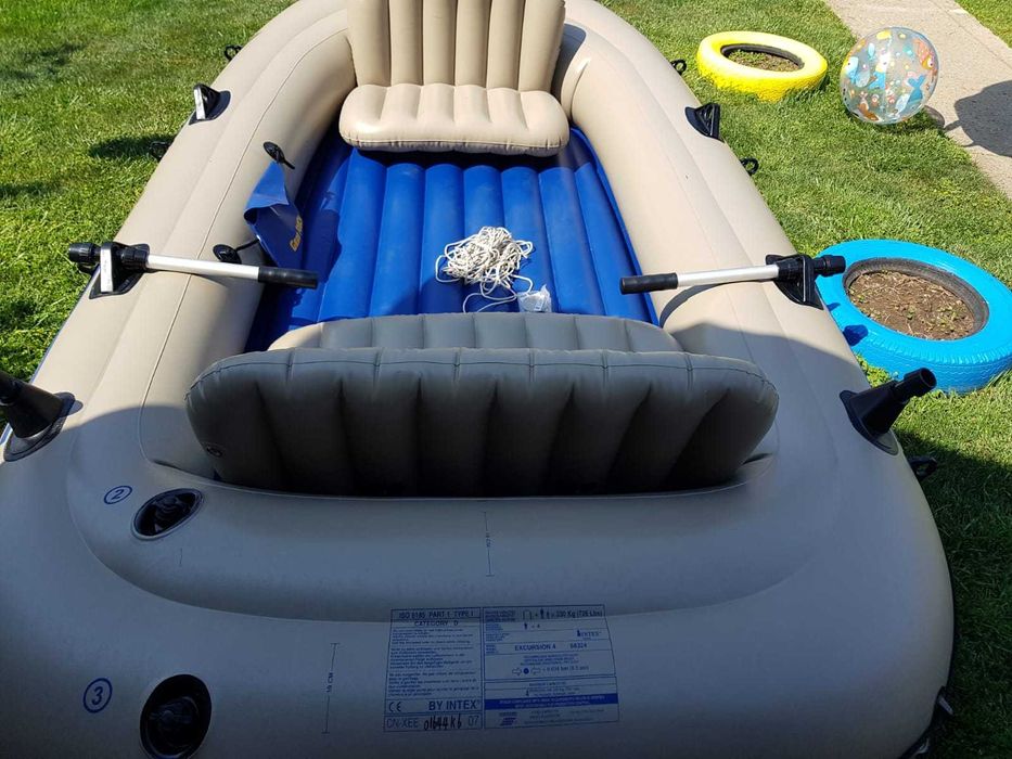 Надуваема лодка четириместна като нова