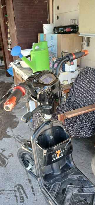 Продам электро скутер 777