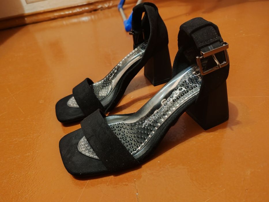 Продам босоножки