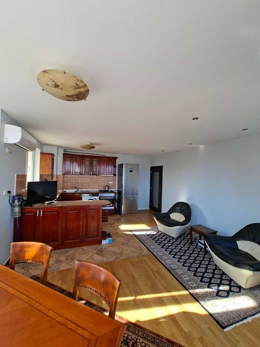 Дава се под наем Тристаен апартамент в Варна, Център - 100 кв.м за 1196.97 € - Снимка #2