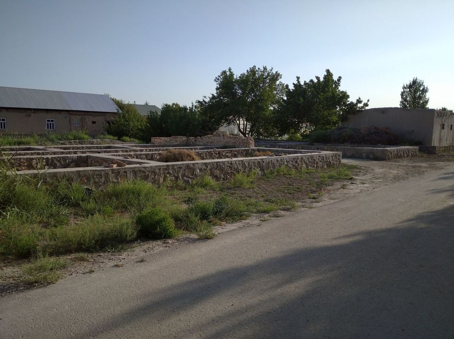 Фундаменты куйилган ер сотилада келишилган холда