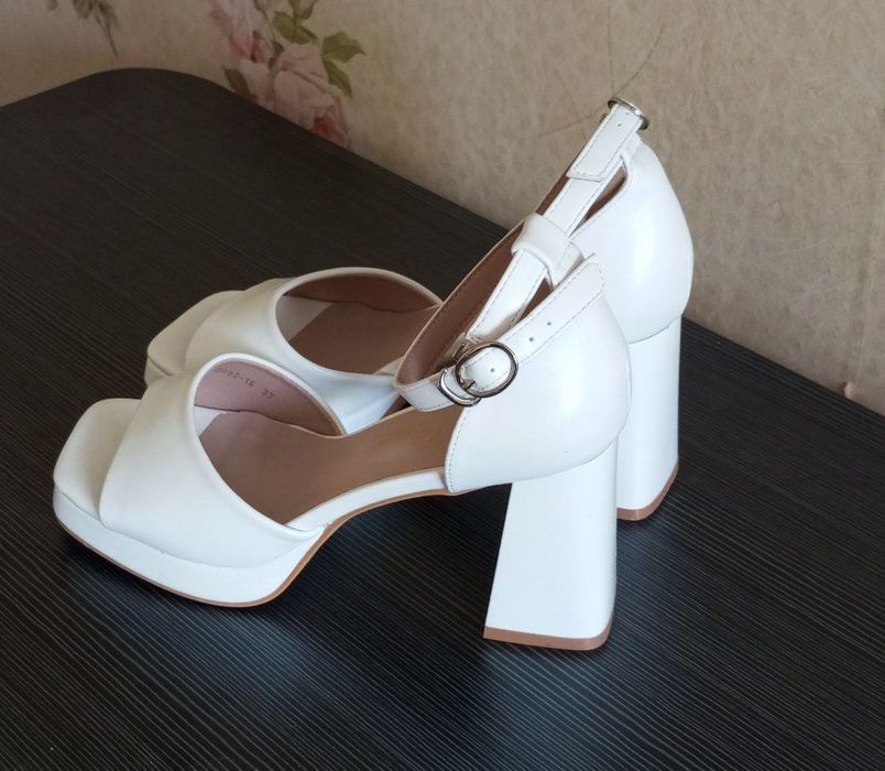 белые туфли на большом каблуке.