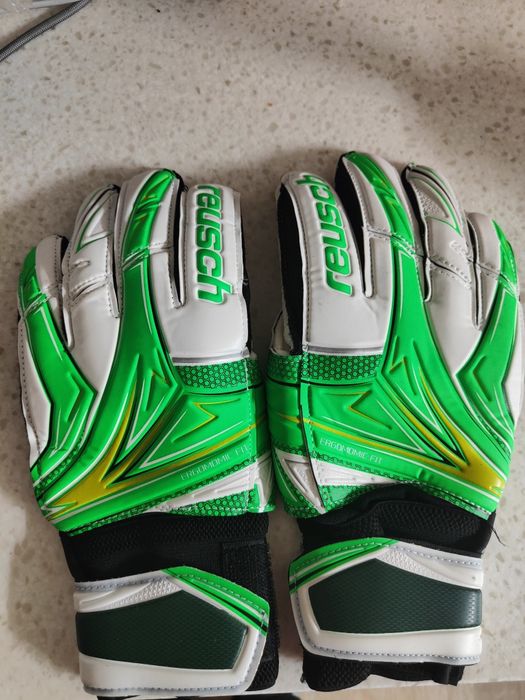 Продам вратарские перчатки