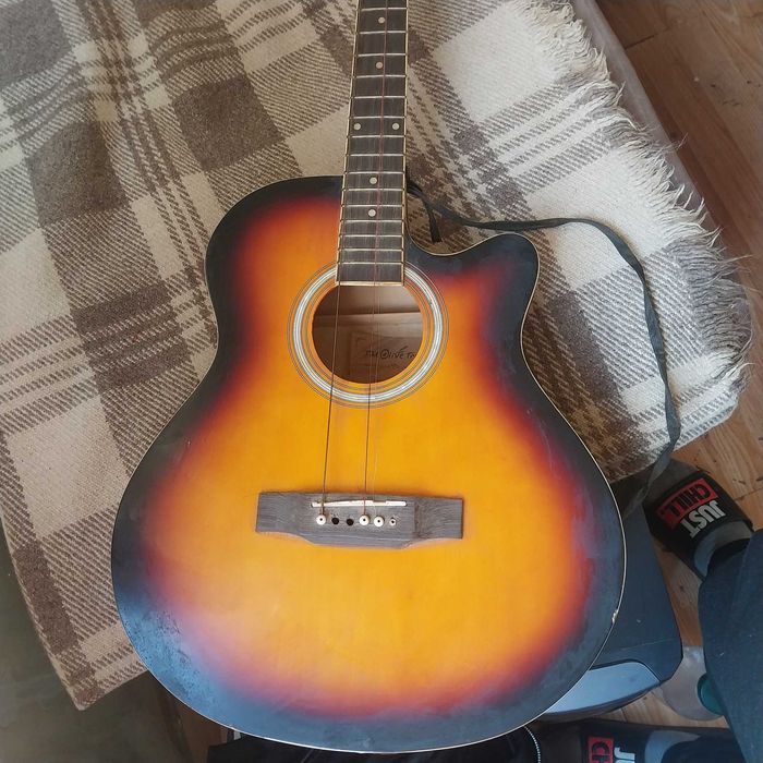 Продавам класическа китара