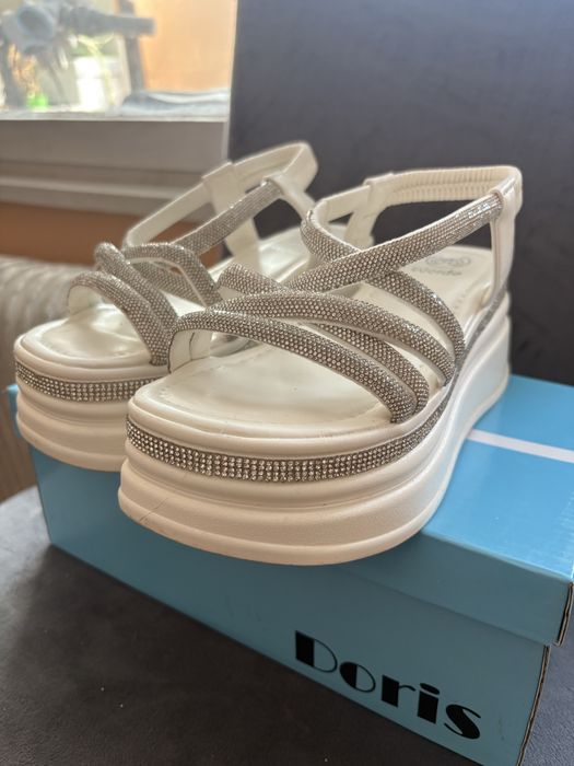 Бели сандали с блестящи елементи