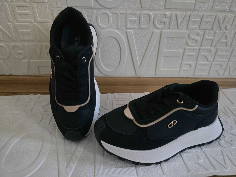 Дамски черни маратонки с висока подметка