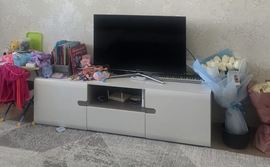 Продам Тумбу под ТВ