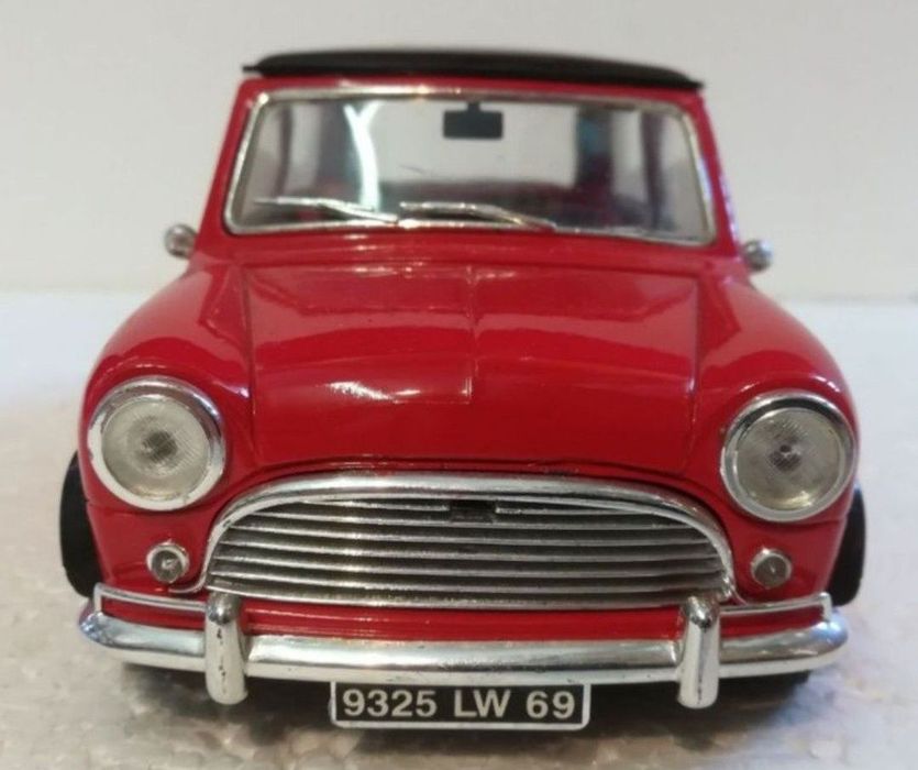 Modelul de mașină Mini Cooper 1:18 de la Majorette
