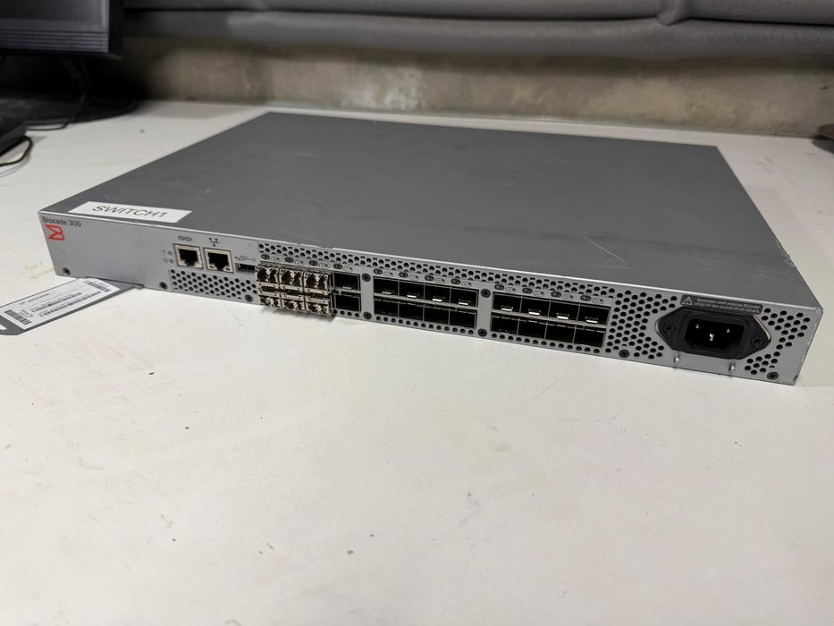 Switch fibra optica Brocade 300  24 porturi