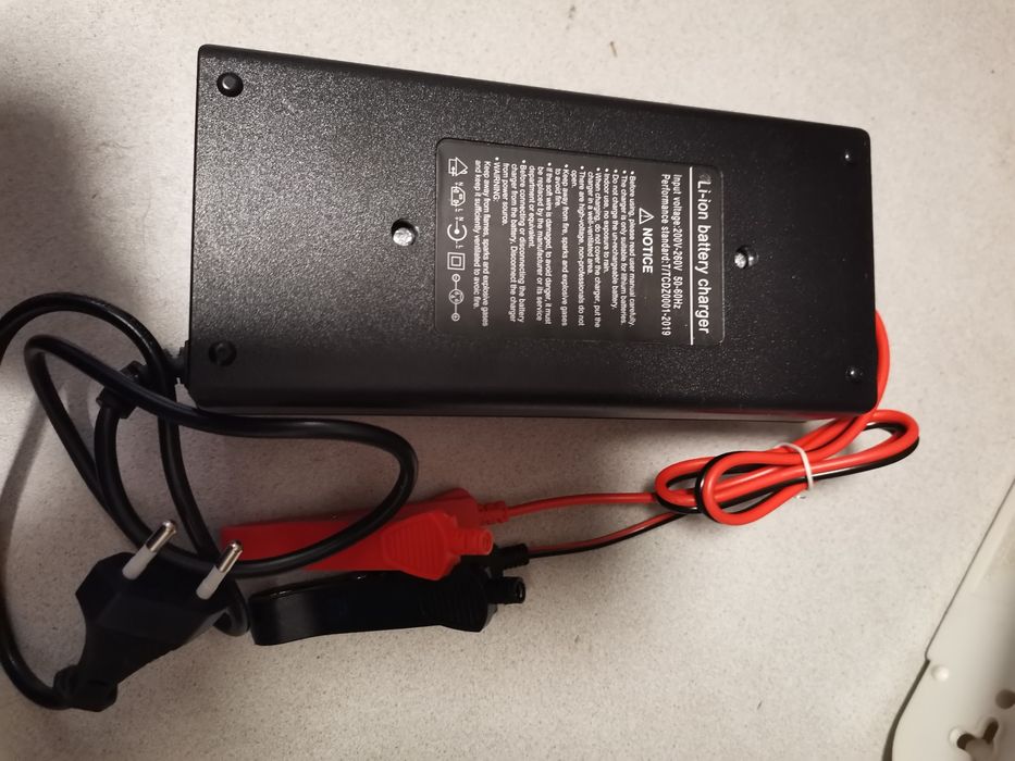 Încărcător pentru baterie li 48 v