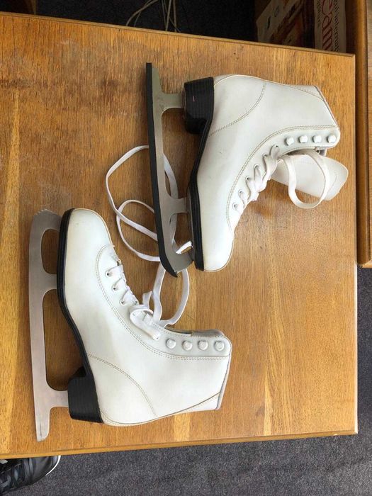 Patine pentru gheață albe (damă) retro nr. 39-41 (9 1/2)