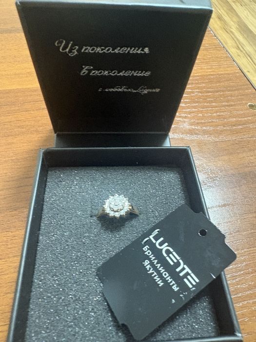 Кольцо с бриллиантом
