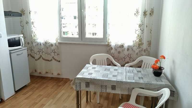 Дава се под наем Двустаен апартамент в Бургас, Славейков - 65 кв.м за 135 € - Снимка #3