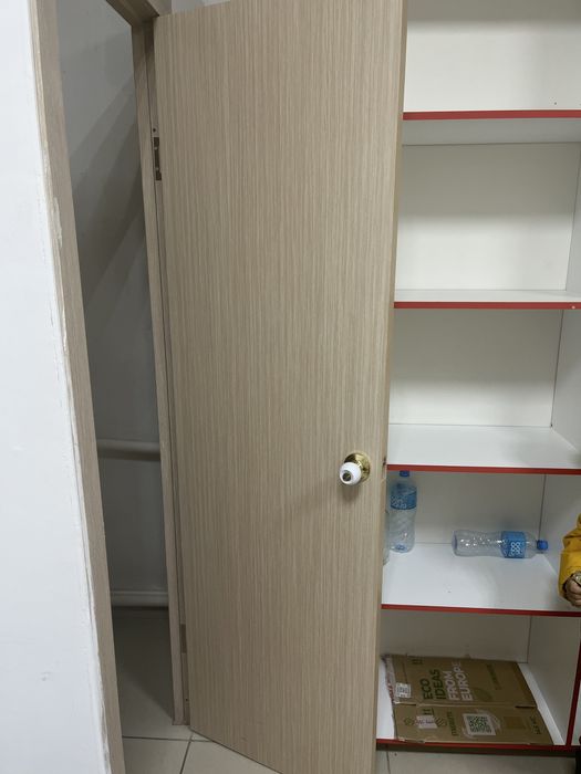 Продам двери для ванны + подарок замок