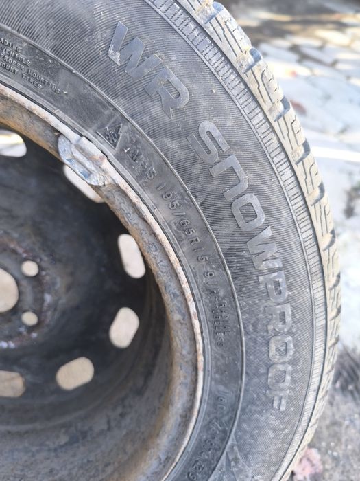 Метални джанти със зимни гуми и тазове