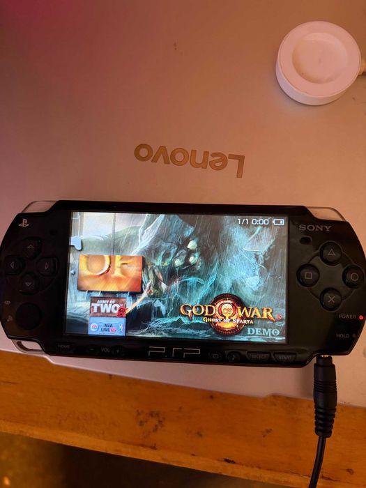 PSP modat cu acumlator si card de memorie cu jocuri