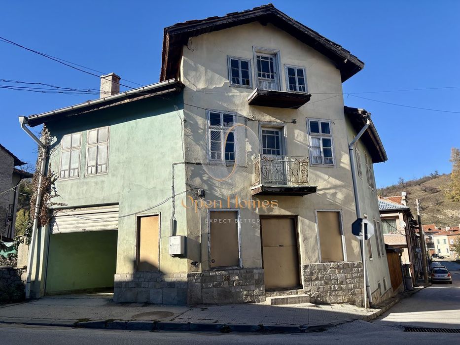 Къща в  на главния път на гр. Батак