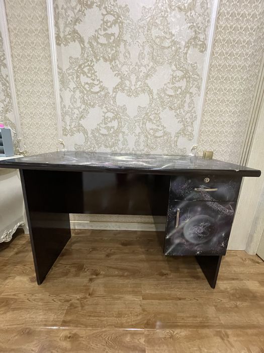Письменный стол с декором