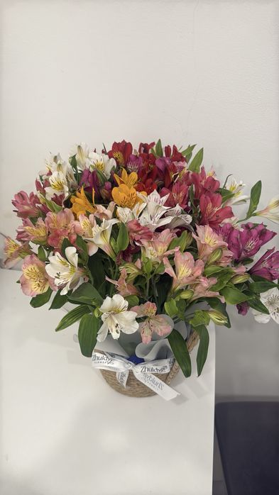 Корзина альстромерией