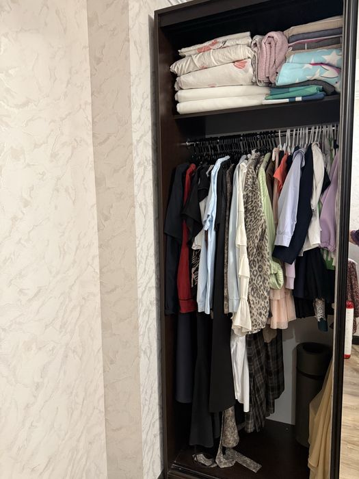 Срочно Продам шкаф-купе. Очень вместительный.
