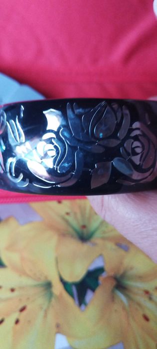 Bratara ca o opera de arta: neagra cu trandafiri de la: Claire'S! Noua
