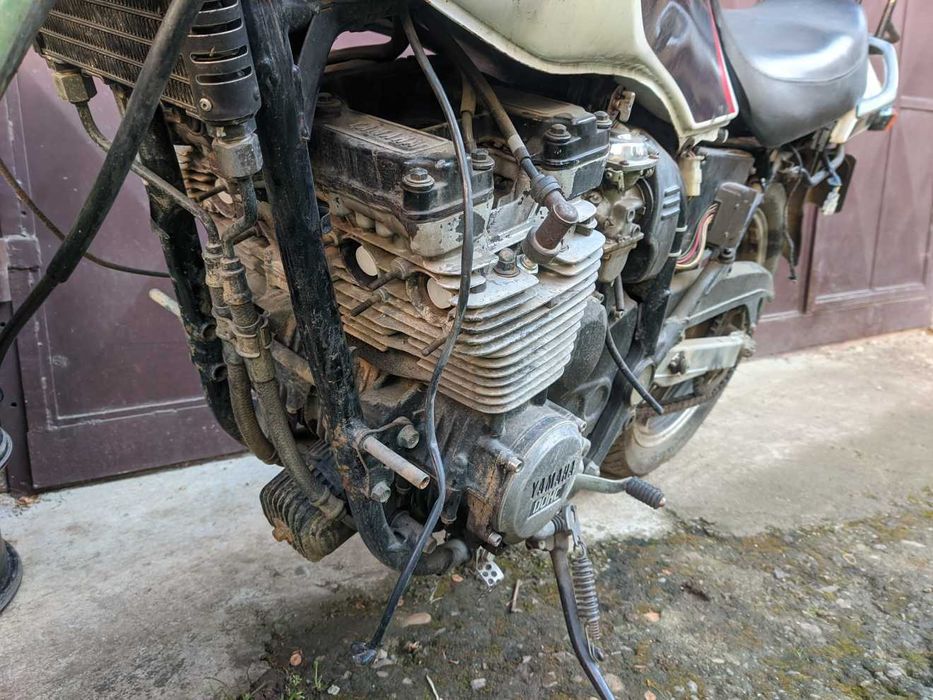 Motocicleta Yamaha XJ600 aproape completa