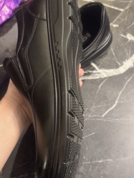 Продам кожаные туфли для парня