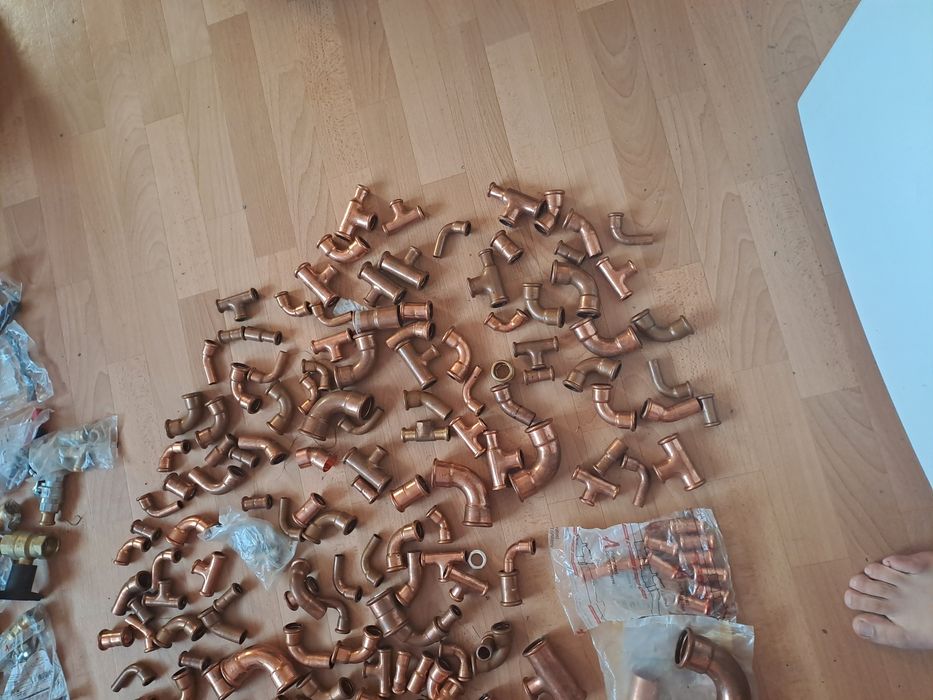 Fitinguri 130 buc  de cupru presare si robinete