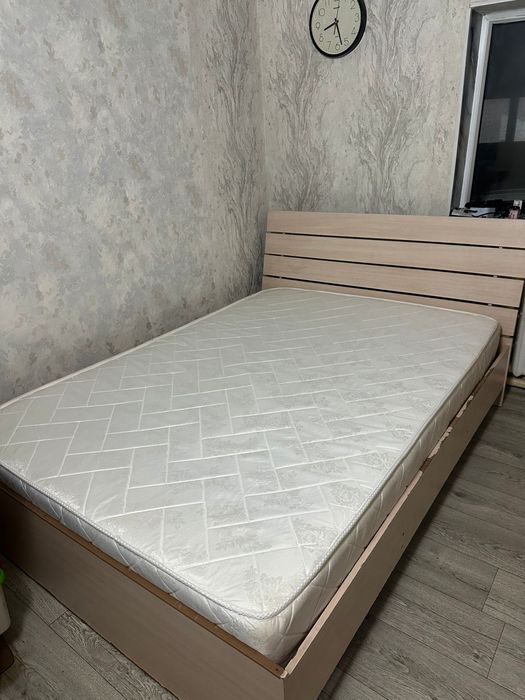Продам кровать с матрасом