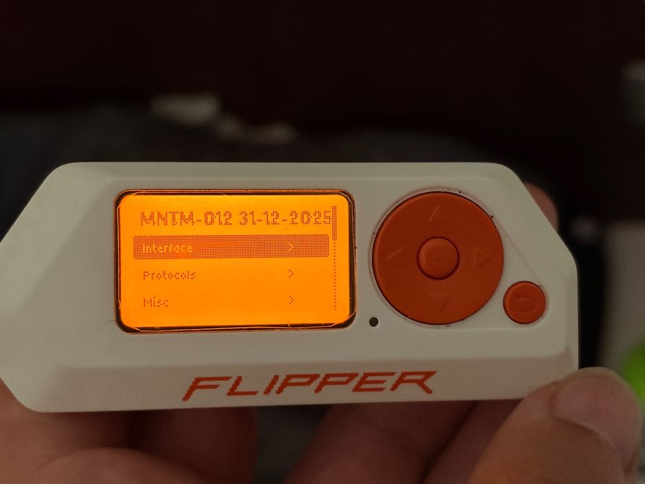 Flipper Zero – максимално възможният комплект: 5 платки (AIO 3-в-1, E07 100mW, ESP32 Wi-Fi, nRF24, CC1101) + Yagi, 150+ NFC, Momentum