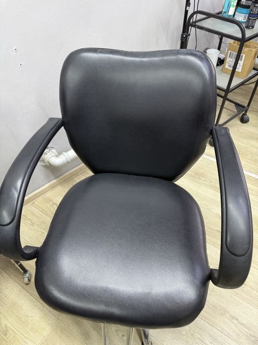 Продам кресло парикмахерское