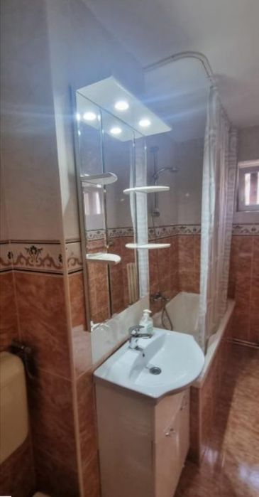 Închiriez apartament 2camere  bucătărie separata  baie sibalcon