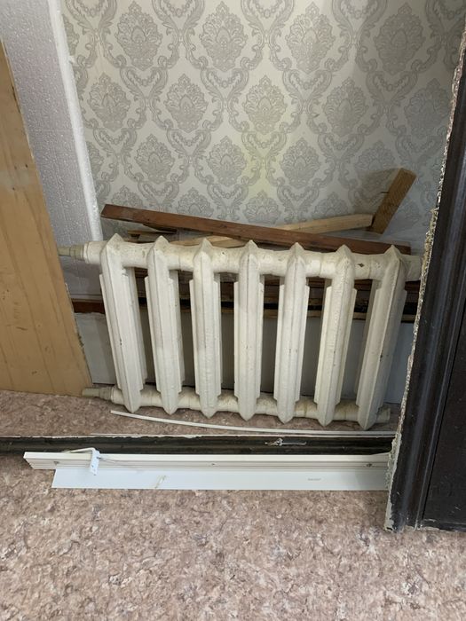 Продам дверь,чугунный радиатор,пиломатериал